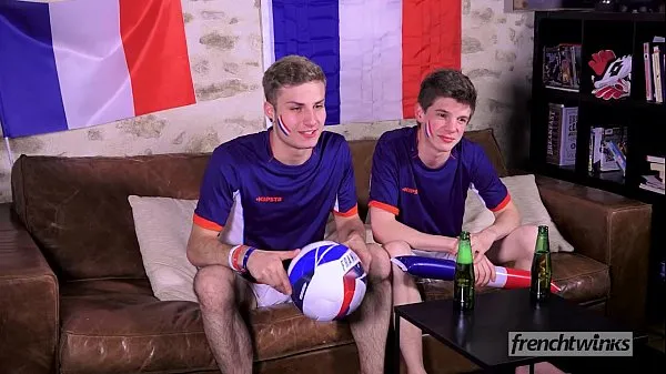 Two twinks support the French Soccer team in their own way أنبوب دافئ كبير