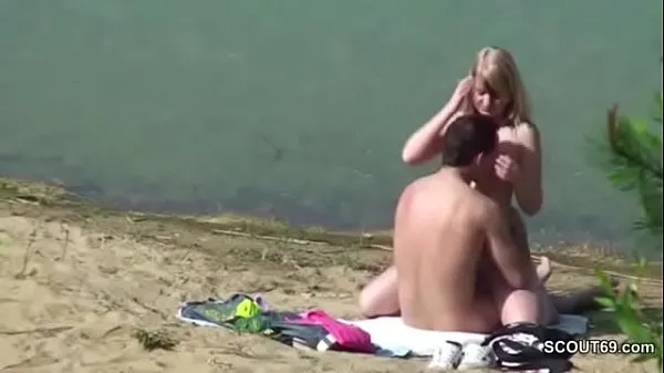 큰 Young couple fucks on the beach in Timmendorf and is filmed 따뜻한 튜브