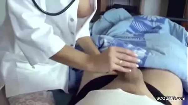 Stort Nurse jerks off her patient varmt rör