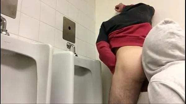 Grote 2 guys fuck in public toilets warme buis