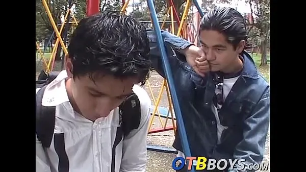 Cute twinks Alfonso and Cesar stuff each other in a shower Tabung hangat yang besar