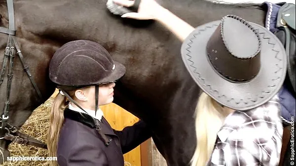 Suuri Aneta and Mya go down on each other at the horse ranch by Sapphic Erotica lämmin putki