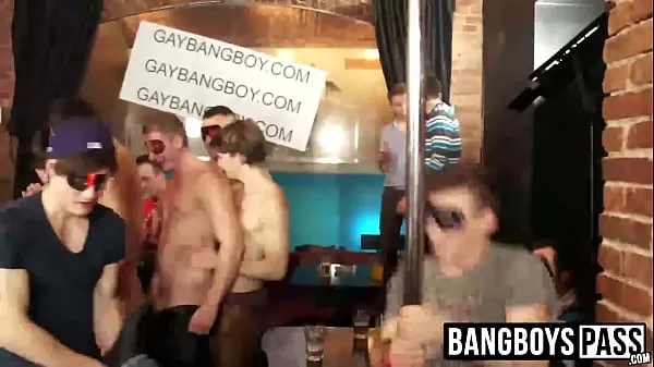 Stort Horny guys have a massive gangbang party having nasty fun varmt rør