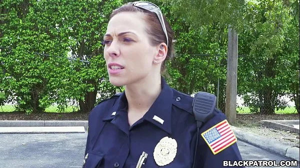 ใหญ่ Female cops pull over black suspect and suck his cock ท่ออุ่น