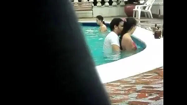 Grote Young naughty little bitch wife fucking in the pool warme buis