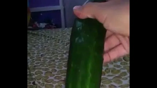 Grote masturbating with cucumber warme buis