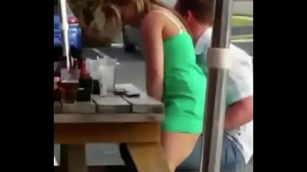 Stort Couple having sex in a restaurant varmt rör
