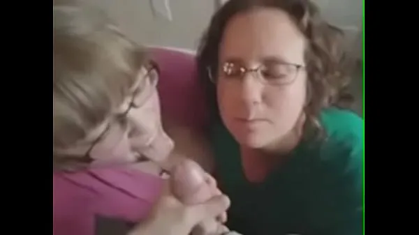 大Two amateur blowjob chicks receive cum on their face and glasses暖管
