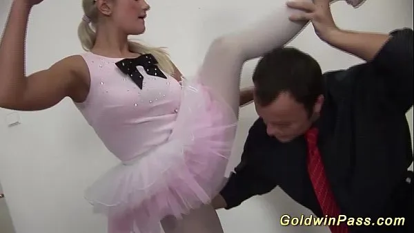 Velká flexible ballerina gets fisted teplá trubice