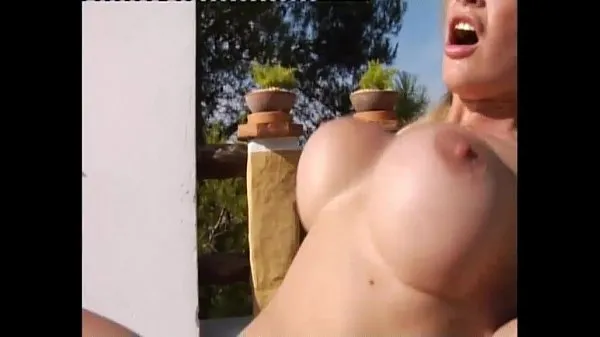 Stort Italian pornstar with big tits fucked hard on the sun varmt rør