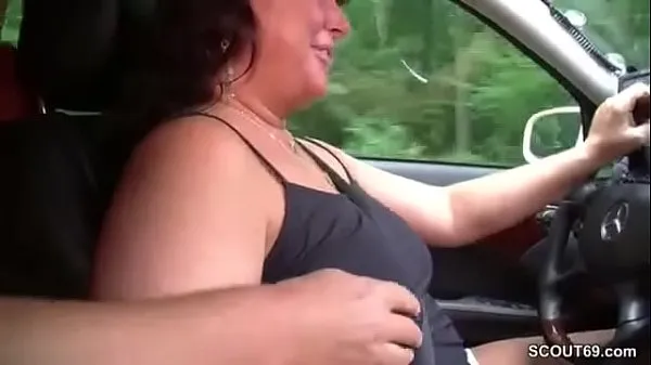 MILF taxi driver lets customers fuck her in the car Tabung hangat yang besar