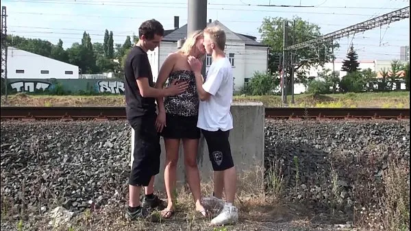 Stort A pretty MILF fucked in PUBLIC by 2 guys with big dicks varmt rør