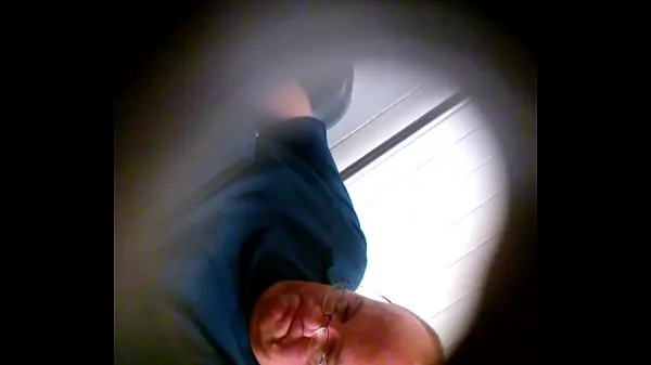 Duża grandpa off gay in restroom jacking ciepła tuba