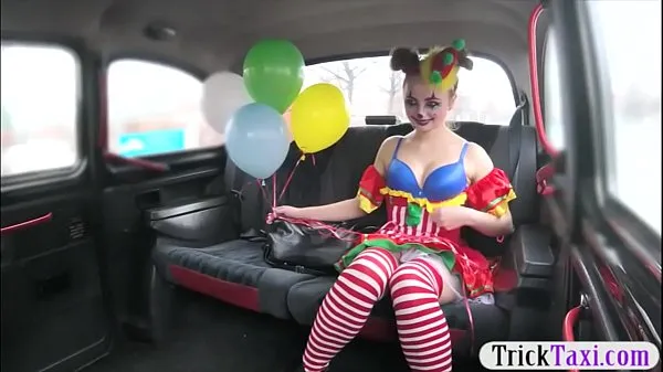 Suuri Gal in clown costume fucked by the driver for free fare lämmin putki