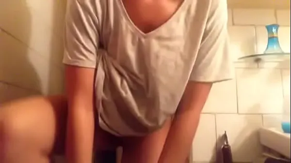Stort toothbrush masturbation - sexy wet girlfriend in bathroom varmt rör