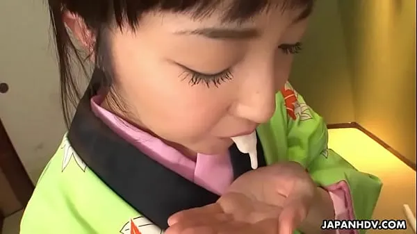 Velká Asian bitch in a kimono sucking on his erect prick teplá trubice