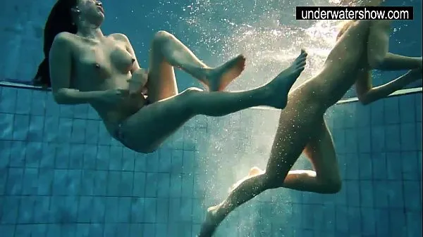Stort Two sexy amateurs showing their bodies off under water varmt rør