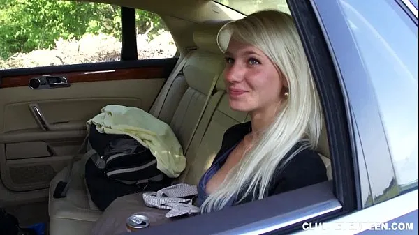 Grote Hot blonde teen gives BJ for a ride home warme buis