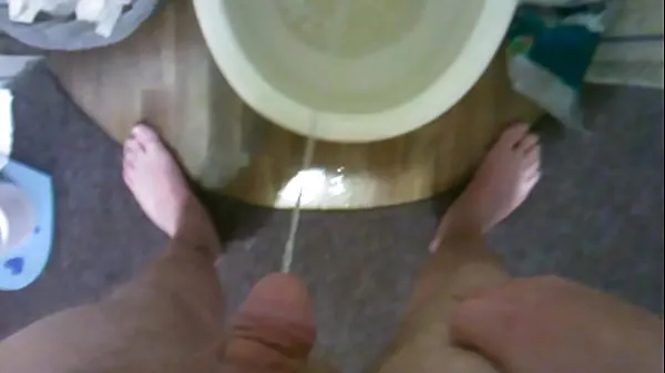 My very first pissing video ever Tabung hangat yang besar