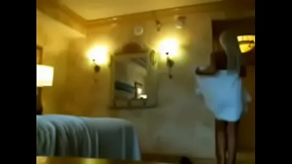 Ống ấm áp Beautiful lady showing naked in front of hotel service lớn