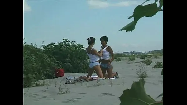 Grande Lesbians on the sand tubo quente