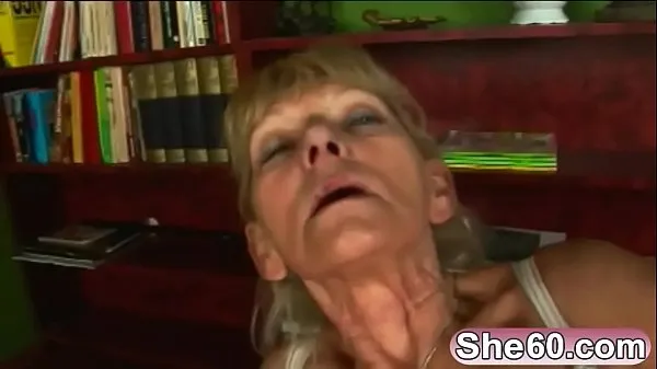 Gros La grand-mère blonde Inci se fait baiser par son jeune amant Libor tube chaud
