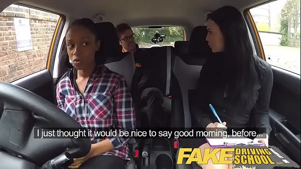Μεγάλος Fake Driving School busty black girl fails test with lesbian examiner θερμός σωλήνας