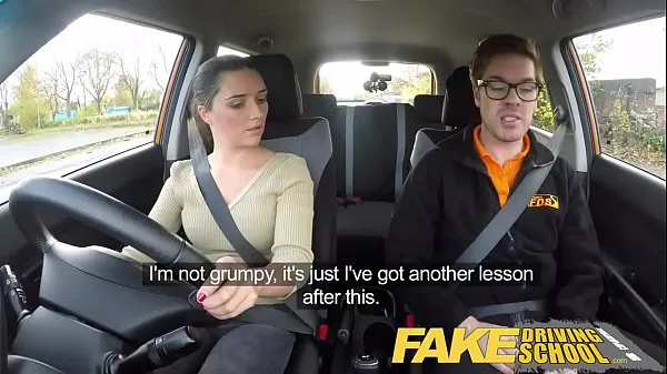 Grote Fake Driving School little English teen gets fucked after her lesson warme buis