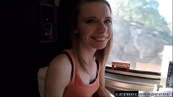 Stort Catarina gets her teen Russian pussy plowed on a speeding train varmt rør