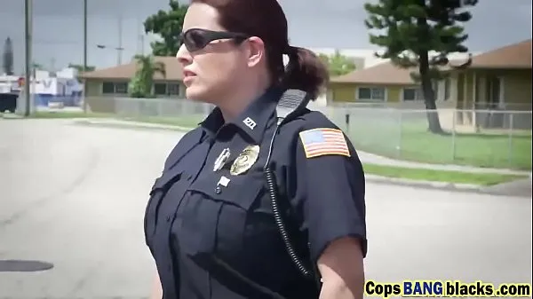 Ống ấm áp Busty policewomen a. black stud outdoors lớn