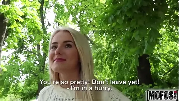 Stort Blonde Hottie Fucks Outdoors video starring Aisha varmt rør