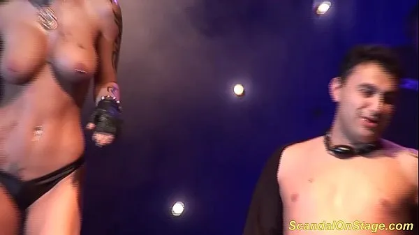 Stort bizarre fetish show on public stage varmt rør