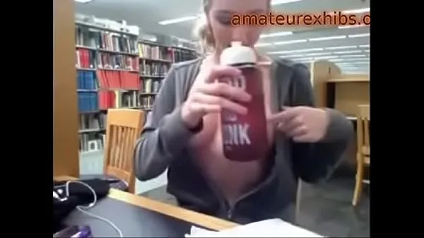 Stort Busty girl flashing in the library varmt rør