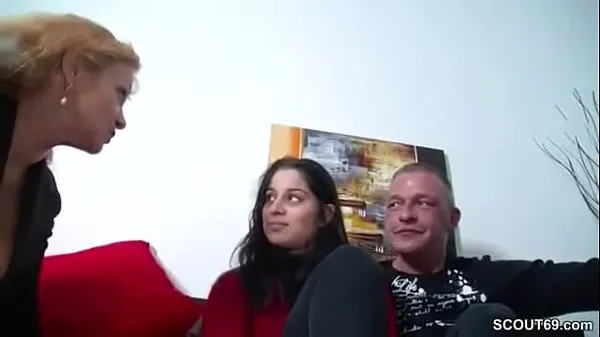 Stort German MILF Teach Petite Teen To Fuck Big Dick Boyfriend varmt rør