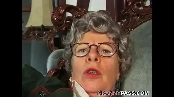 Suuri Granny Fingers Her Ass lämmin putki