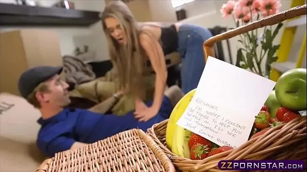 Duża Sexy blonde gets fucked while moving in a new apartment ciepła tuba
