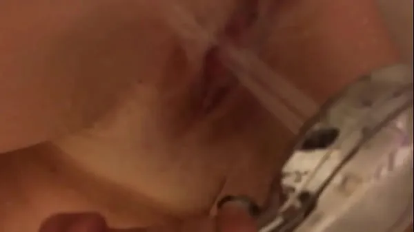 girl cums hard using showerhead Tiub hangat besar