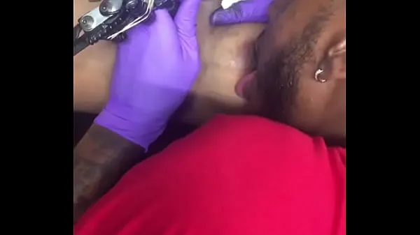 Big Horny tattoo artist multi-tasking sucking client's nipples warm Tube