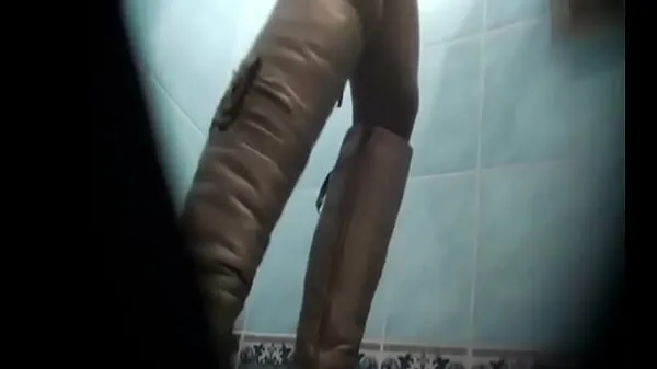 unaware teen coed hidden cam watched while pissing in the toilet Tabung hangat yang besar
