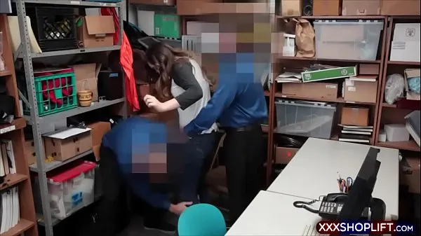 Grote Cute teen brunette shoplifter got caught and was taken to the backroom interrogation office where she was fucked by both LP officers warme buis