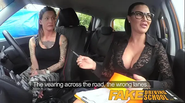 Stort Fake Driving School Sexy strap on fun for new big tits driver varmt rør