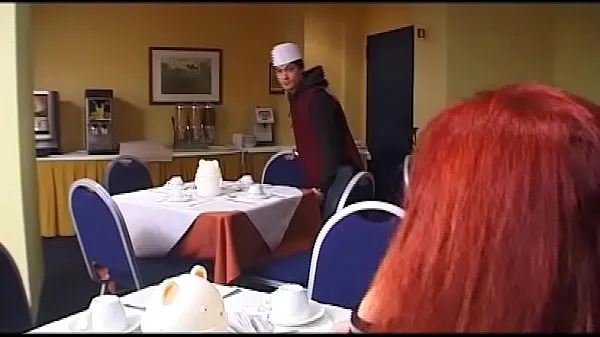 Stort Old woman fucks the young waiter and his friend varmt rør