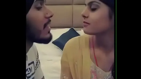 Stort Punjabi boy kissing girlfriend varmt rör