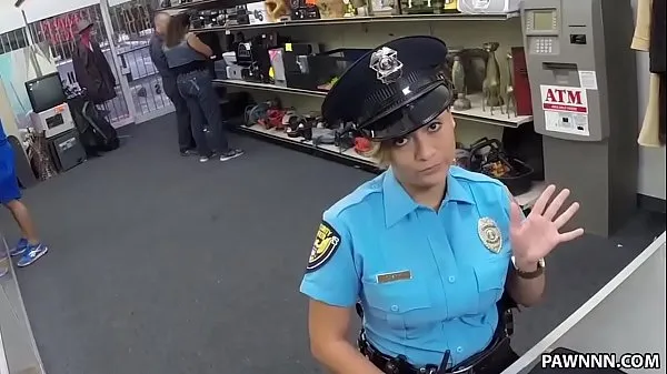 Veľká Ms. Police Officer Wants To Pawn Her Weapon - XXX Pawn teplá trubica