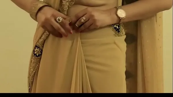 HOT GIRL SAREE WEARING and Showing her NAVEL and BACK أنبوب دافئ كبير