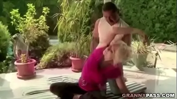 Velika Granny Fucks New Yoga Teacher topla cev