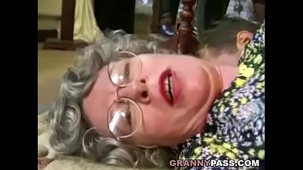Veľká German Granny Can't Wait To Fuck Young Delivery Guy teplá trubica