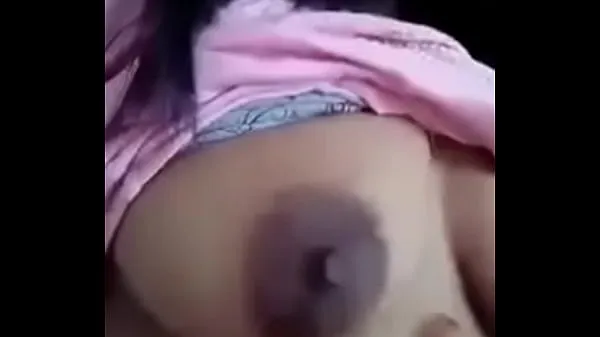 Stort Indian girl showing her boobs with dark juicy areola and nipples varmt rör