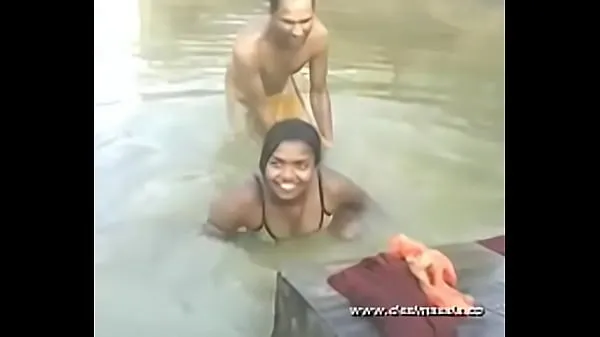 desimasala.co - Young girl bathing in river with boob press - DesiMasala Tiub hangat besar