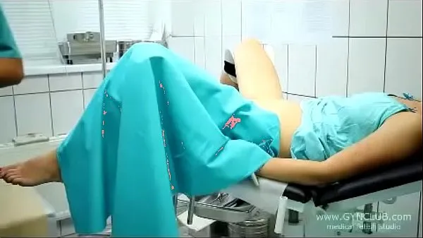 Stort beautiful girl on a gynecological chair (33 varmt rør